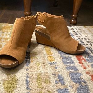 Mark Jenkins- brownish/tan/suede looking platform sandals- ladies sz 7